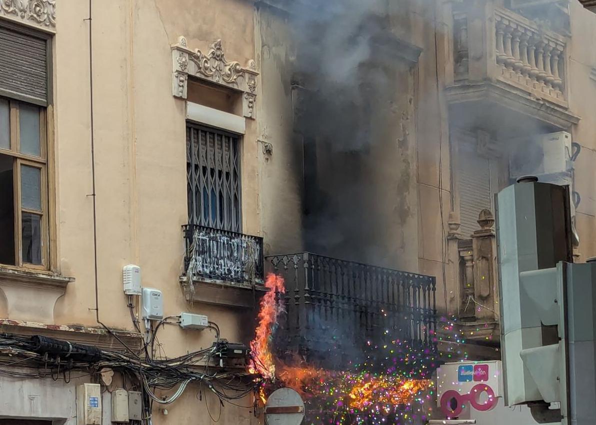 Imagen secundaria 1 - El incendio en la vivienda abandonada.