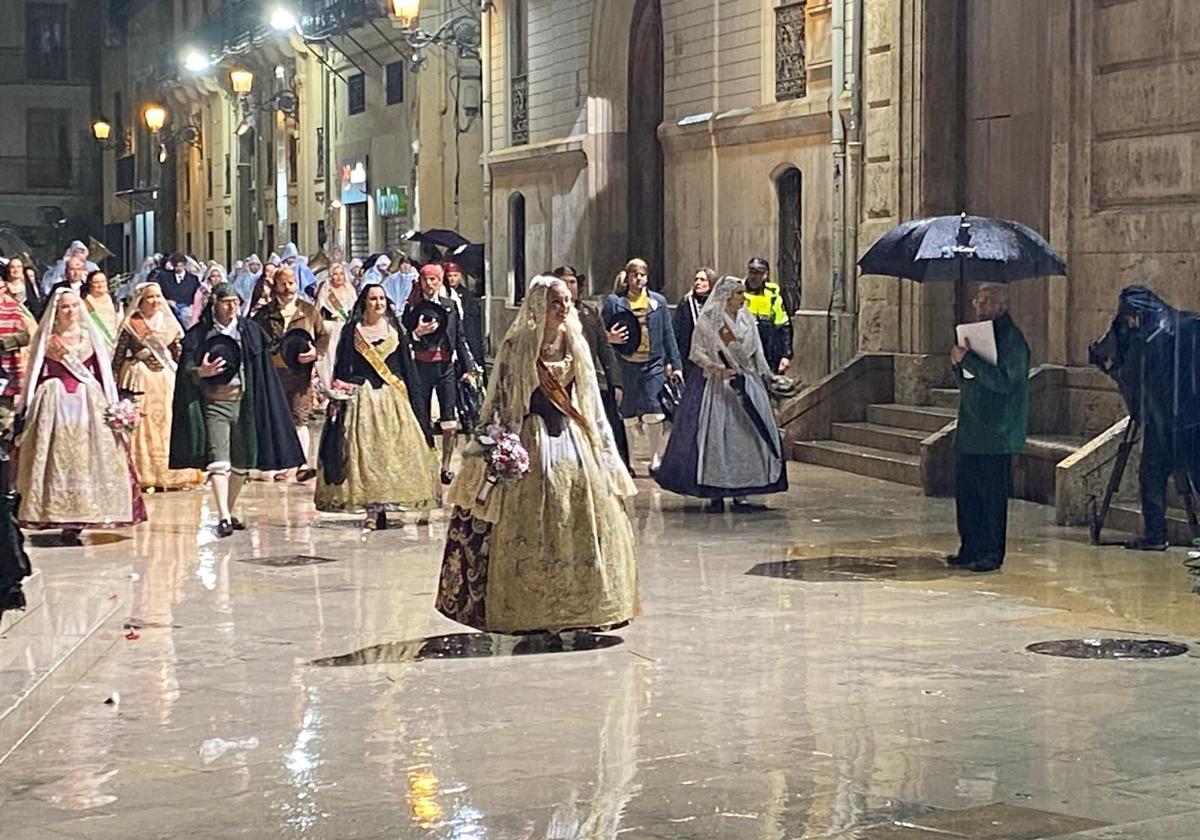 La fallera mayor Berta Peiró pasa ante el cadafal de la Virgen de los Desamparados, durante la ofrenda de flores.