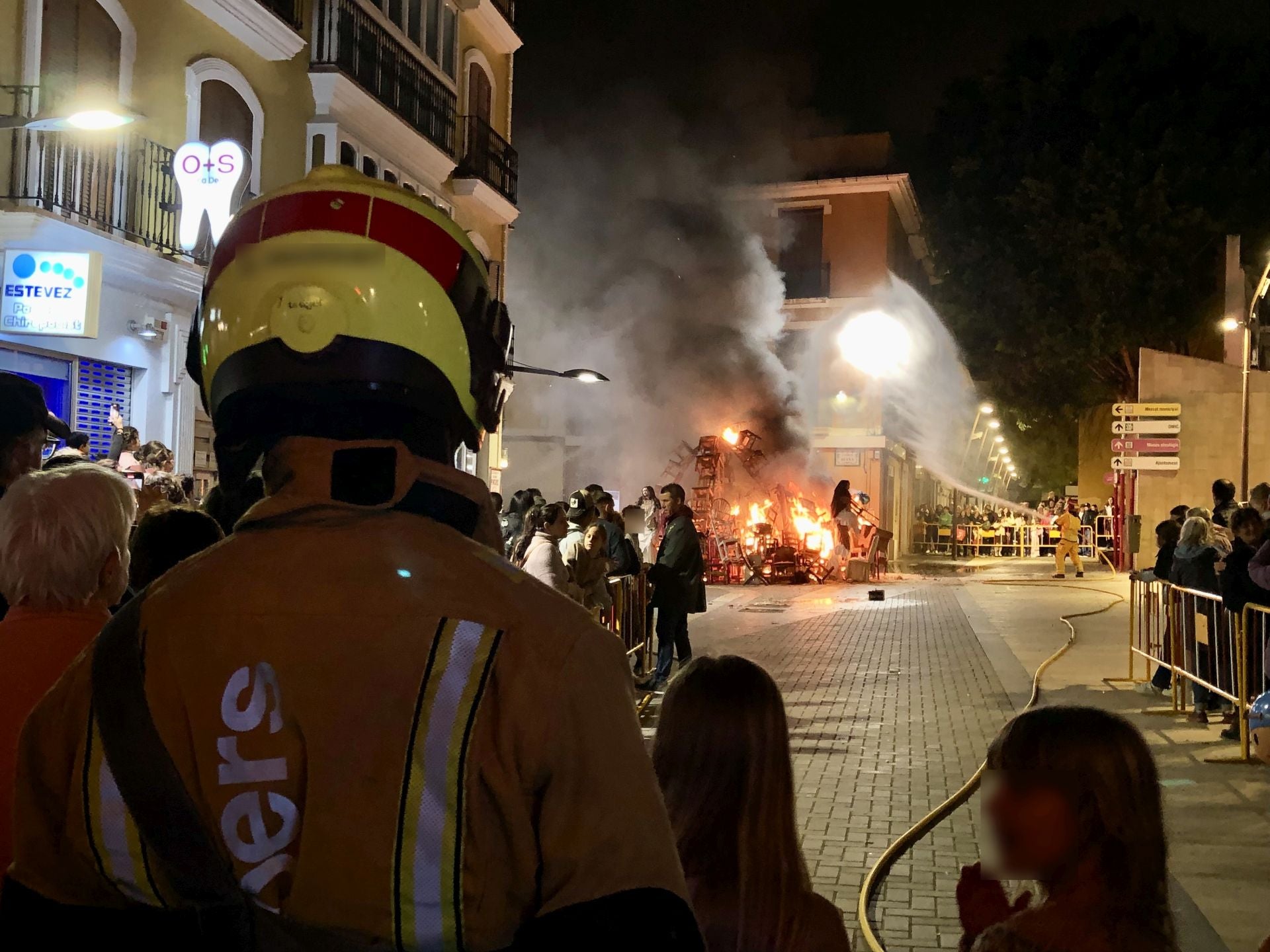 Un bombero en la cremà de la falla de la JLF d Dénia.