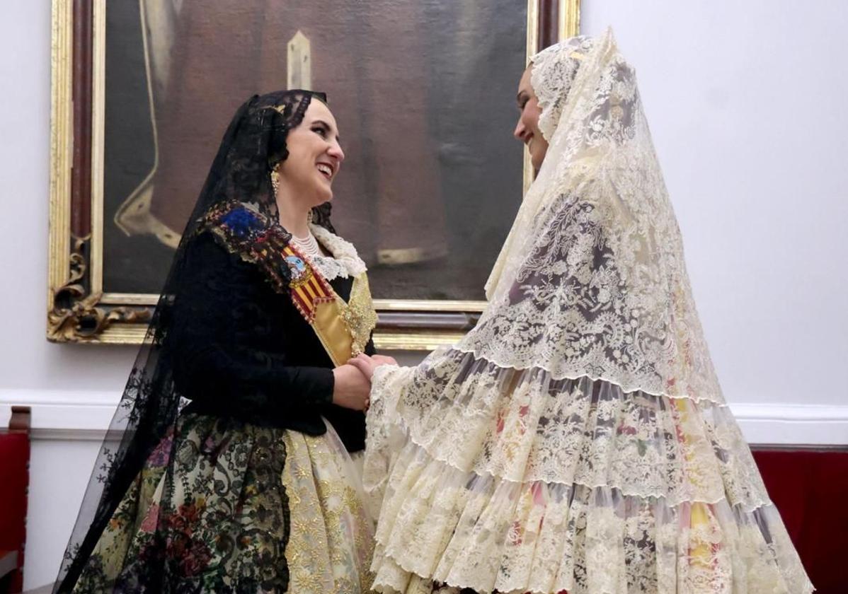 La alcaldesa María José Catalá junto a la fallera mayor Berta Peiró, antes de la Ofrenda.