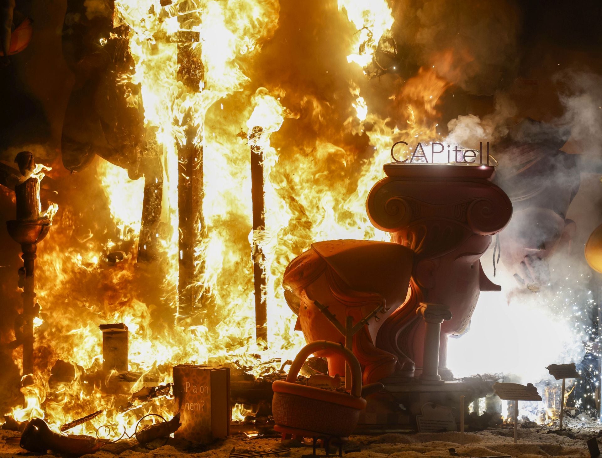 La cremà de la falla infantil del Ayuntamiento, en imágenes