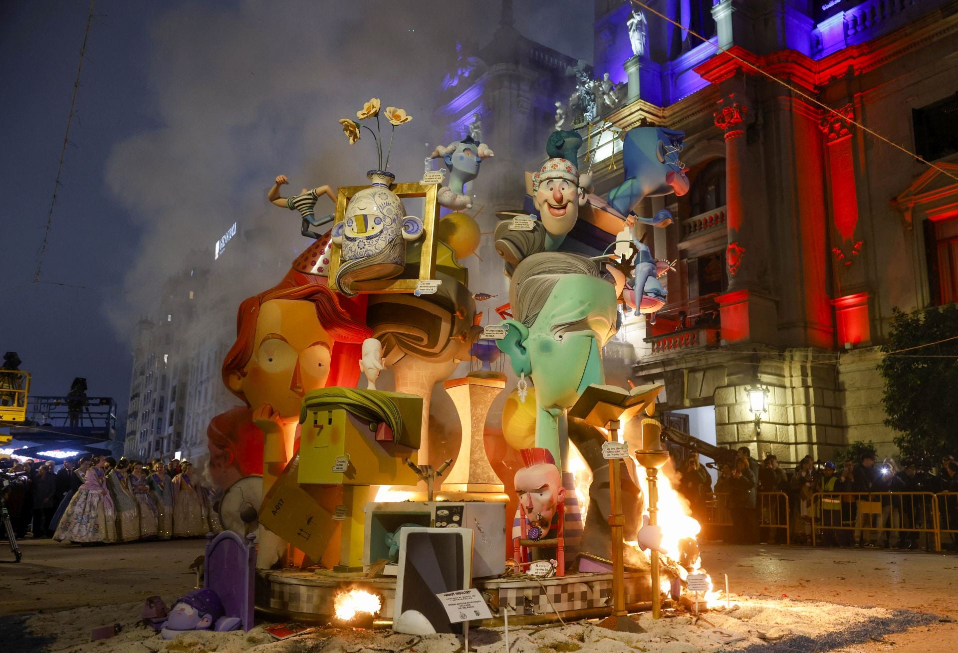 La cremà de la falla infantil del Ayuntamiento, en imágenes