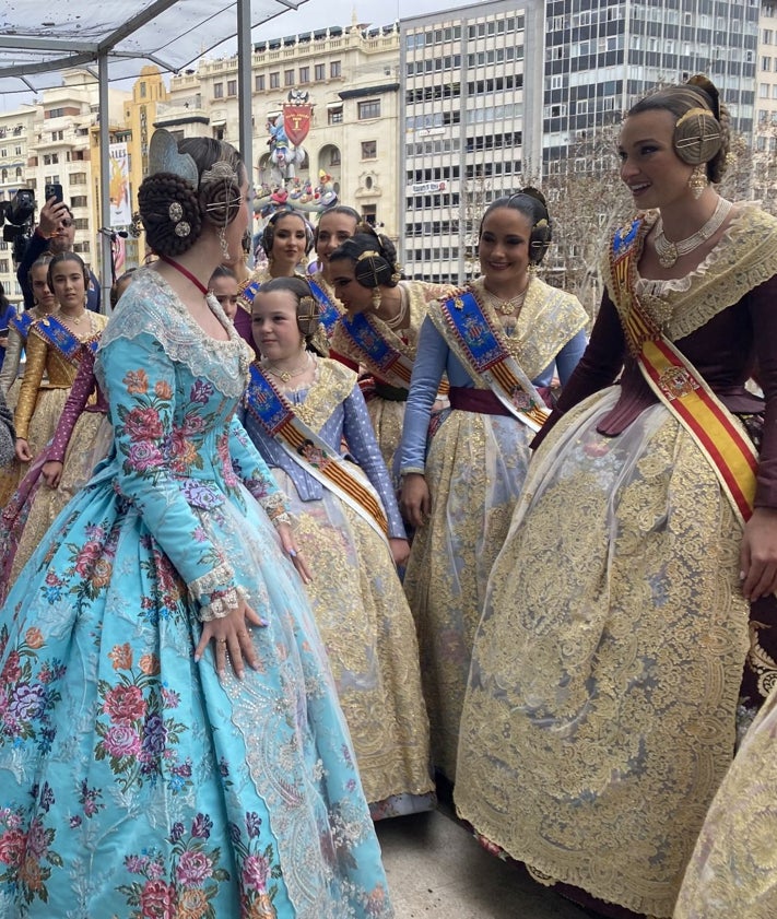 Imagen secundaria 2 - Regalo del cuadro que ha pintado la madrileña Esther Molla dedicado al cadafalde la Virgen de la Ofrenda.