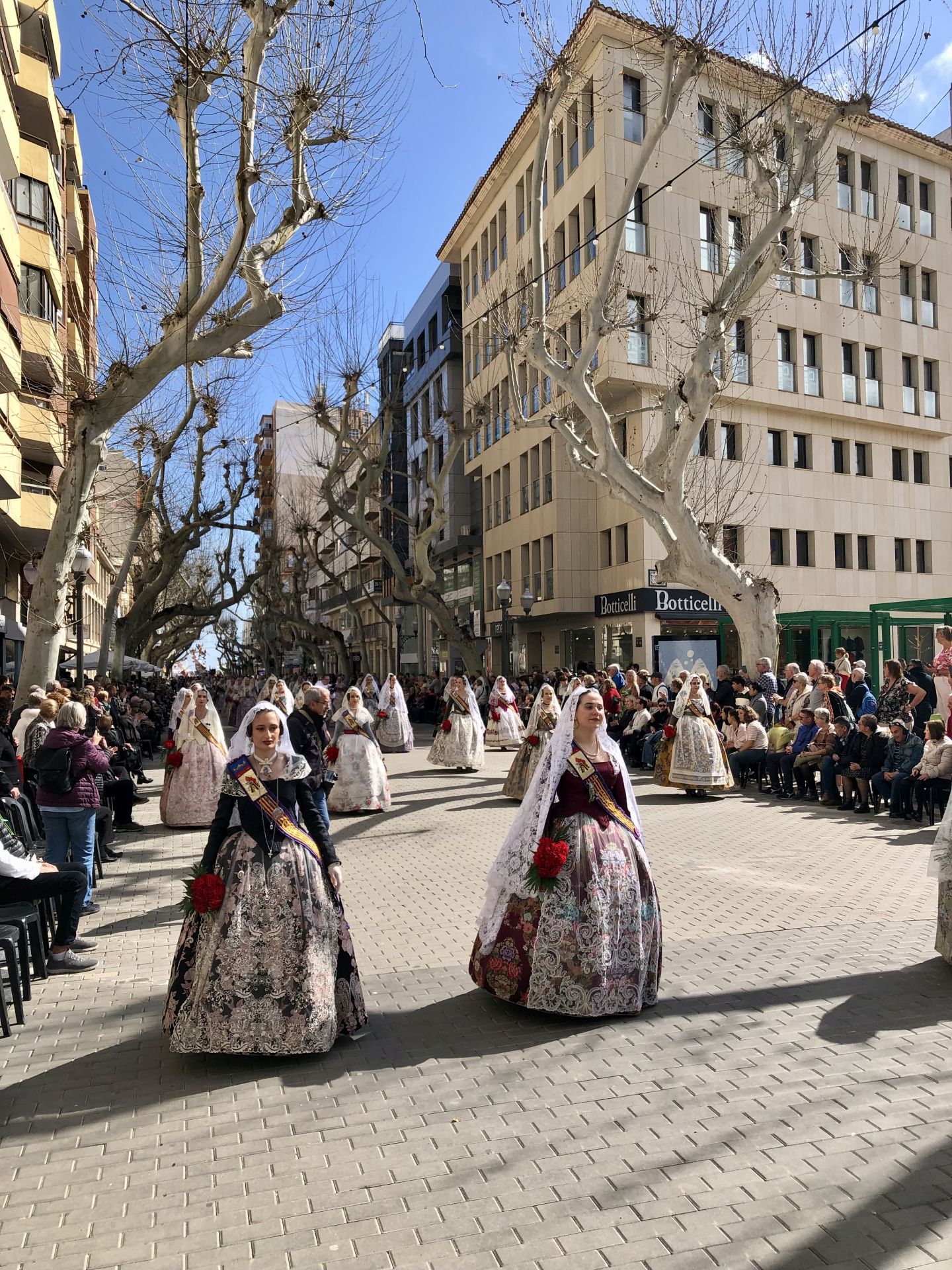 Devoción bajo los rayos de sol en la Ofrenda de Dénia