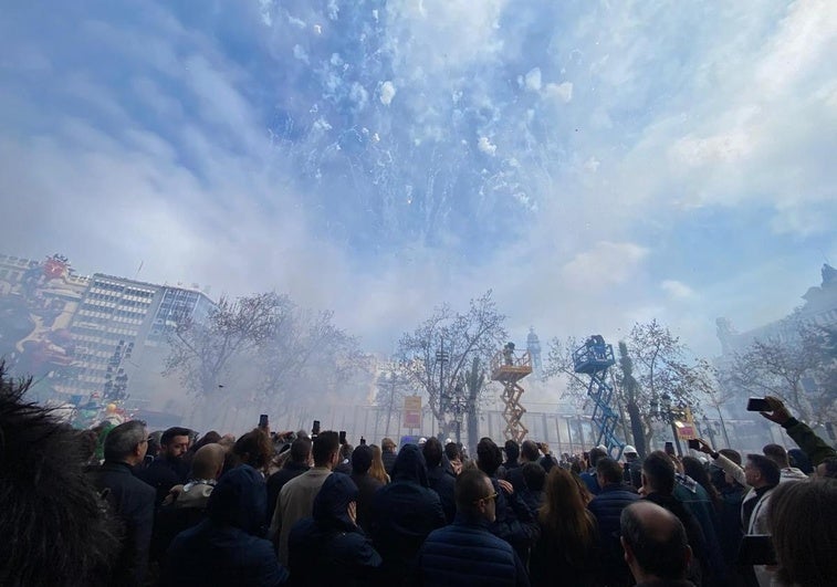 Mascletà en la plaza del Ayuntamiento de Valencia.