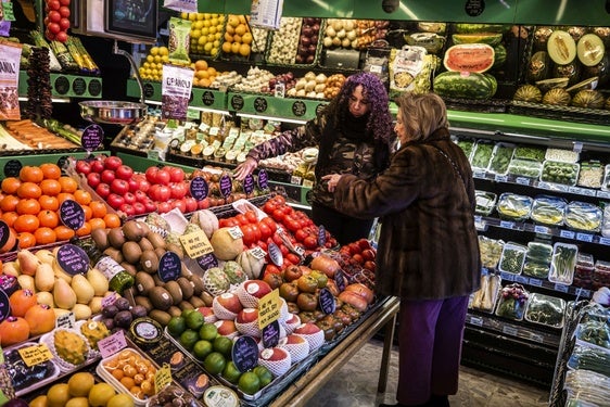 Frutas y verduras, en una superficie de consumo