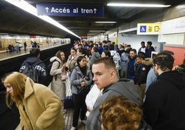 Una estación de metro saturada durante las Fallas.