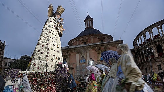 Sólo 100 falleros menos en la Ofrenda que en 2024, 2.300 toneladas de cenizas y 21 sanciones a las comisiones, los datos de las Fallas 2025