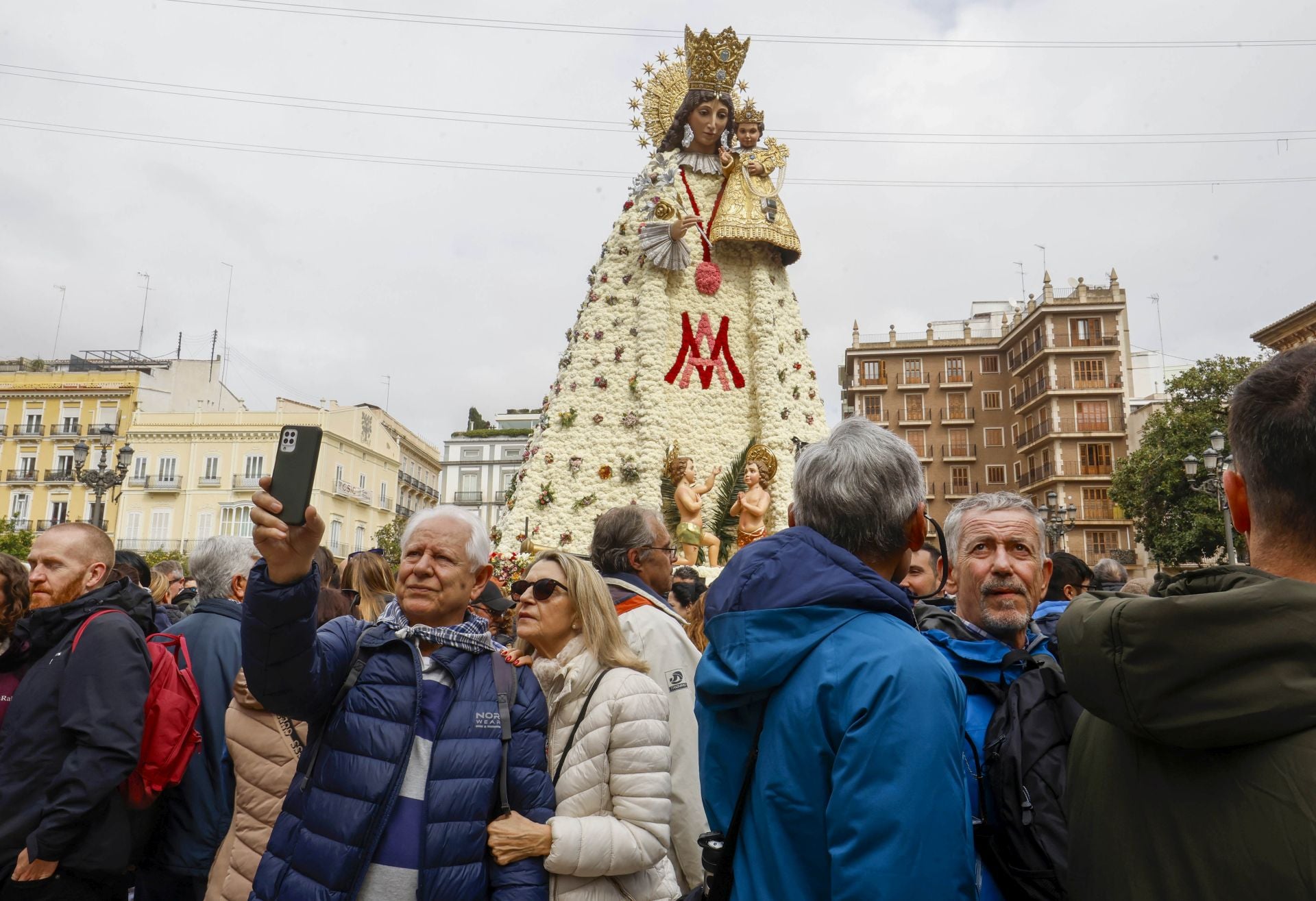 FOTOS | La plaza de la Virgen, llena para ver el manto de la Mare de Déu