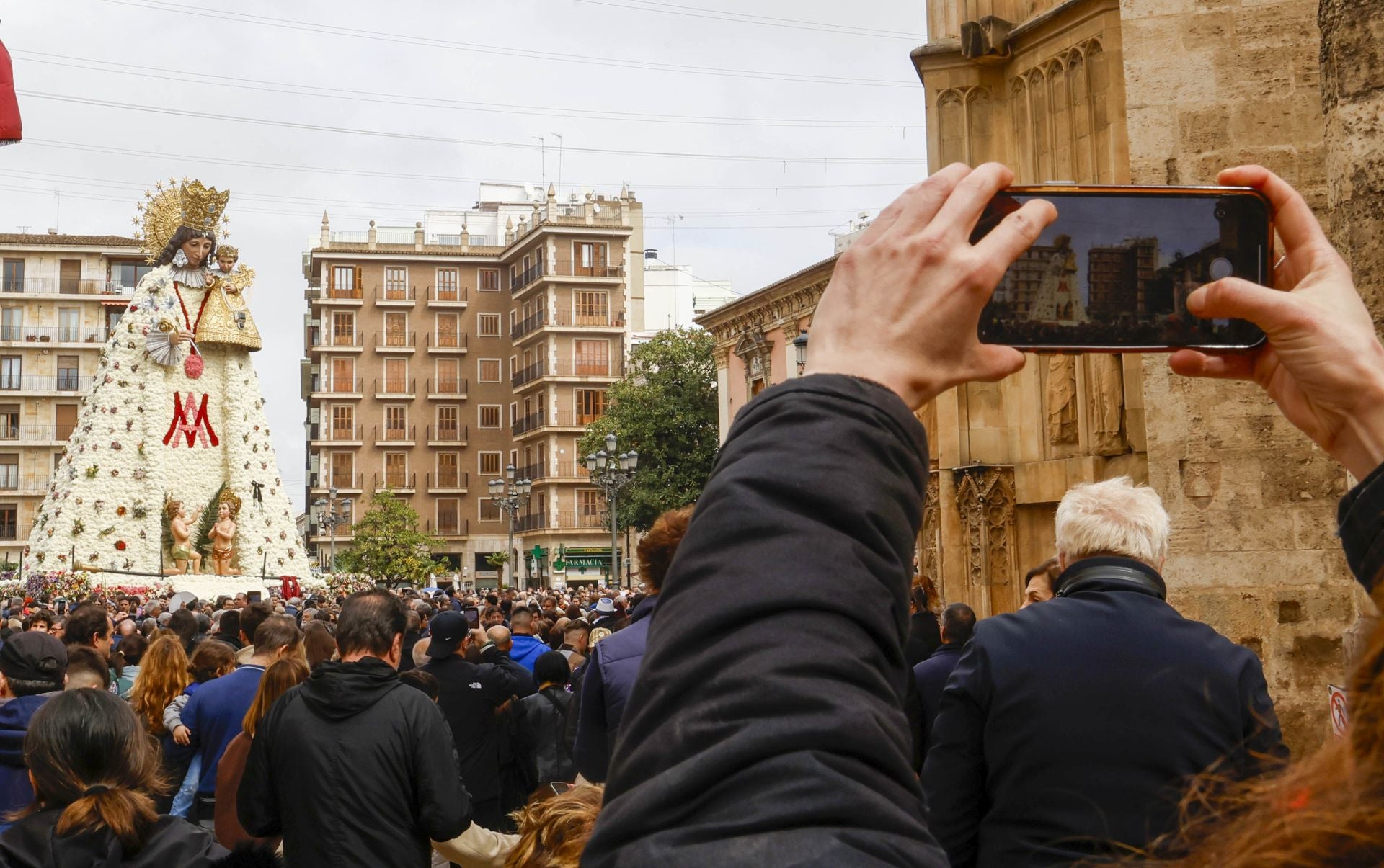 FOTOS | La plaza de la Virgen, llena para ver el manto de la Mare de Déu