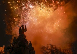 Castillo previo a la cremà de la falla municipal.