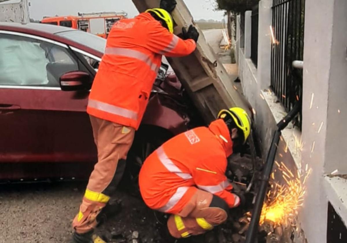 Un vehículo queda atrapado al chocar con un poste de la luz en Montserrat