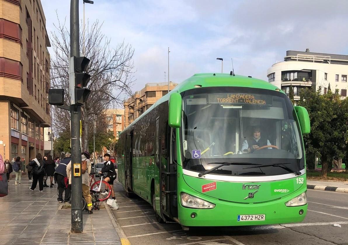 Uno de los autobuses lanzadera entre Torrent y Valencia.