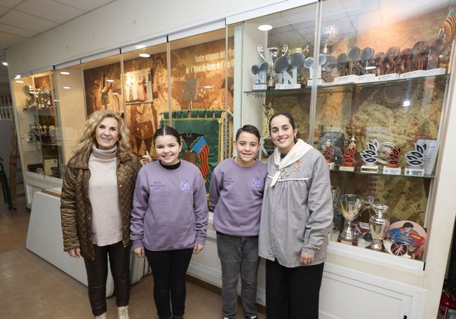 La presidenta de la falla de la calle Benemérita, la fallera myor infantil, el presidente infantil y la fallera mayor, en el mismo lugar donde se fotografiaron con el Rey.