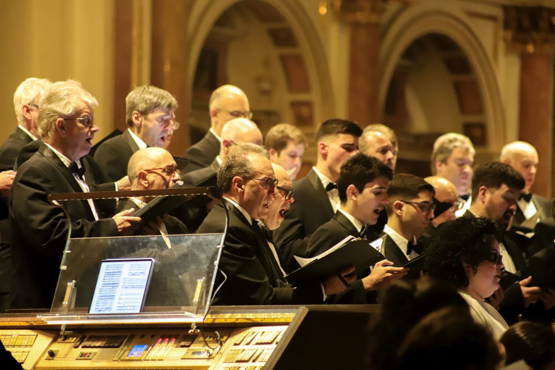 FOTOS | El Orfeón Donostiarra y Plácido Domingo cantan a Valencia