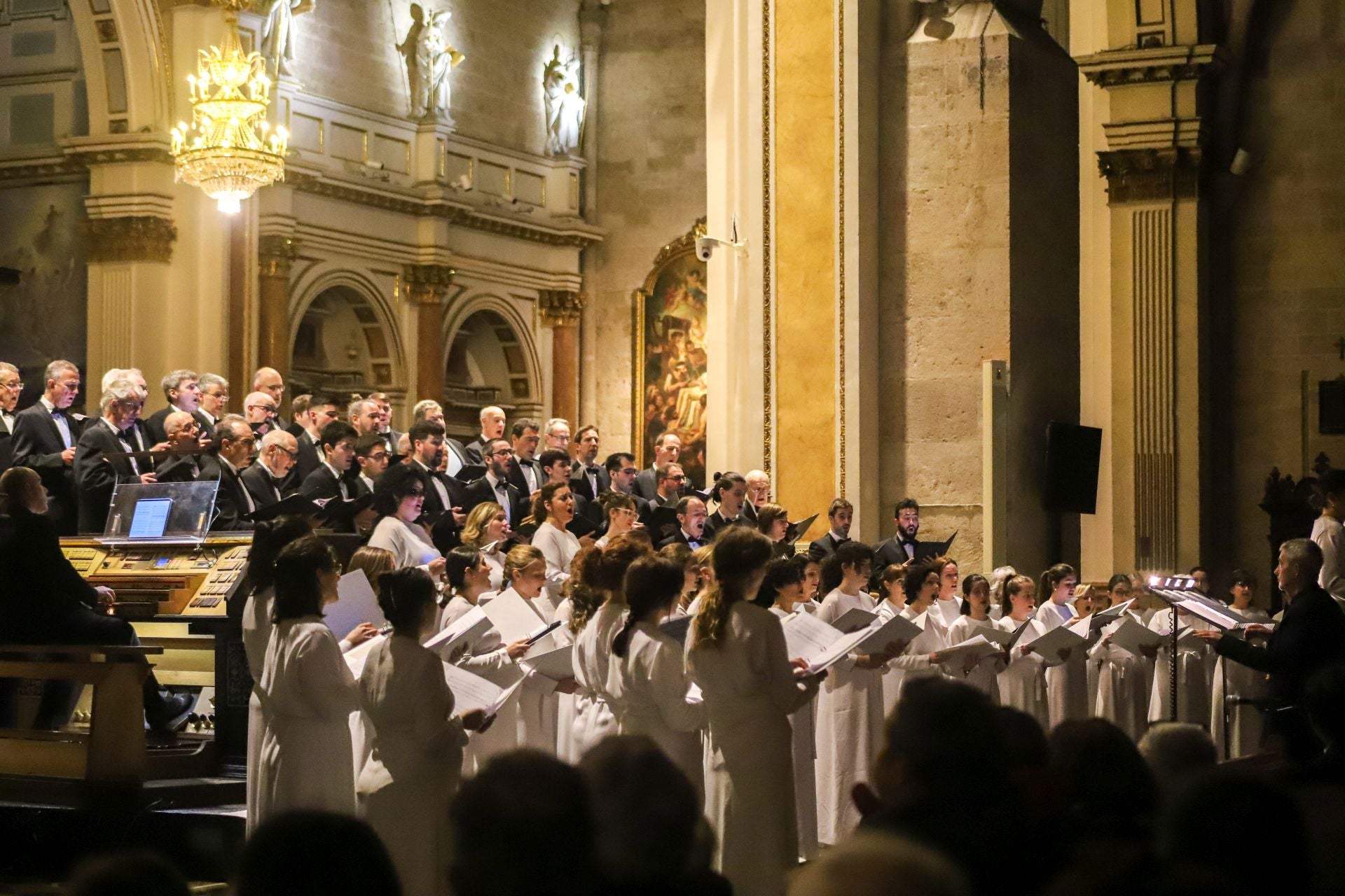 FOTOS | El Orfeón Donostiarra y Plácido Domingo cantan a Valencia