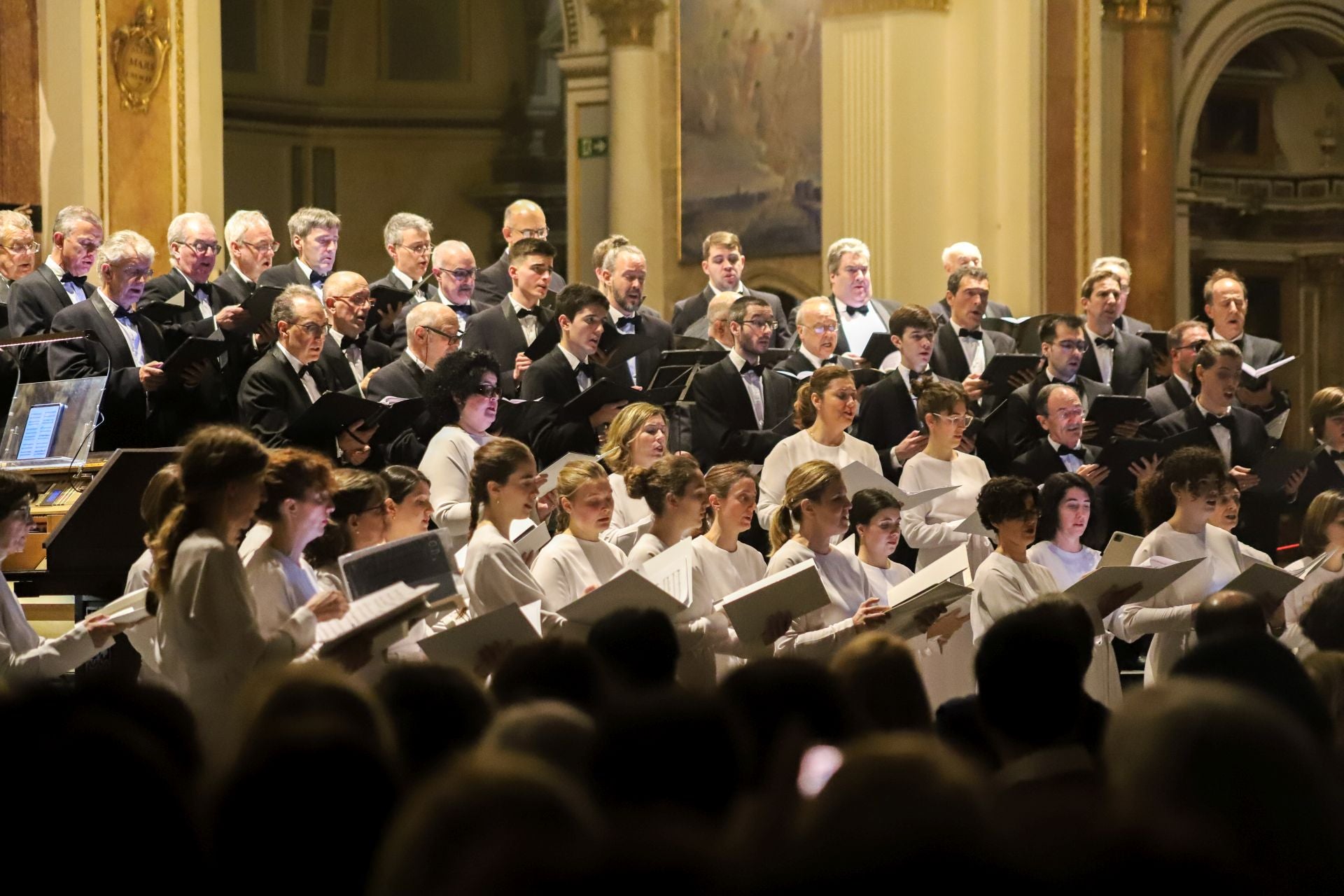 FOTOS | El Orfeón Donostiarra y Plácido Domingo cantan a Valencia