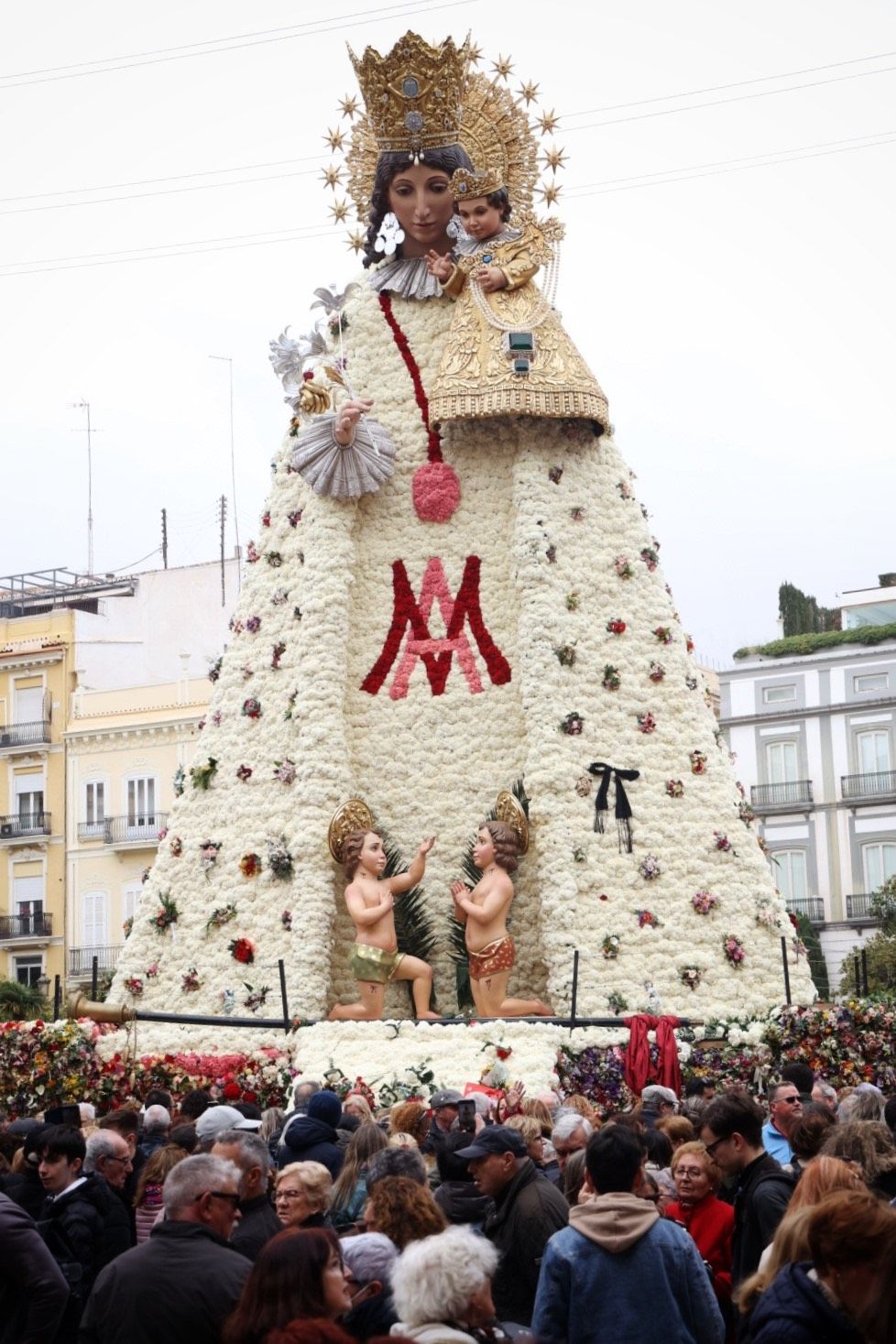 FOTOS | La plaza de la Virgen, llena para ver el manto de la Mare de Déu