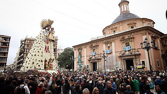 FOTOS | La plaza de la Virgen, llena para ver el manto de la Mare de Déu