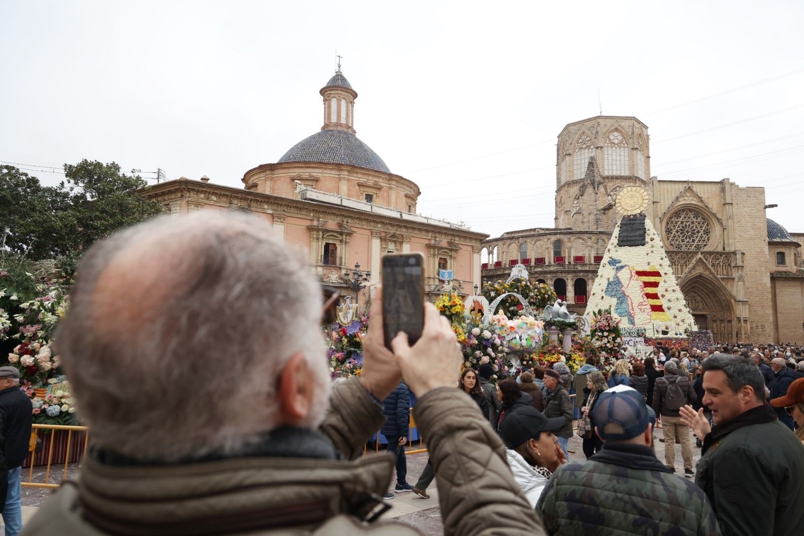 FOTOS | La plaza de la Virgen, llena para ver el manto de la Mare de Déu