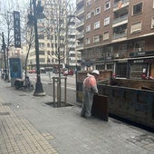 Efectivos de limpieza limpian los escombros del bingo incendiado de Valencia.