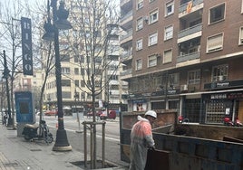 Efectivos de limpieza limpian los escombros del bingo incendiado de Valencia.