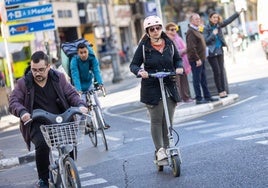Varios vehículos de movilidad personal en una calle de Valencia.