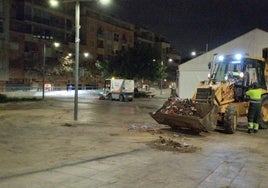 Recogida de residuos tras la cremà en Torrent.