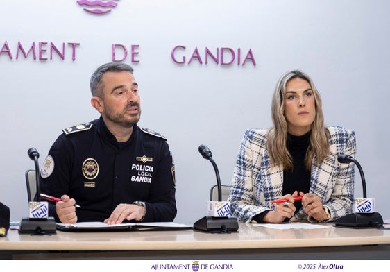 El intendente principal de la Policía Local de Gandia y la edil de Seguridad.