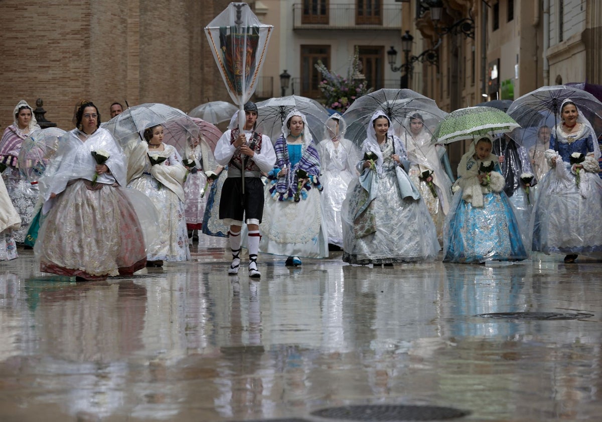 Falleras desfilan bajo la lluvia en la Ofrenda de este año.