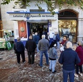 Varios jugadores hacen cola para comprar Lotería es una administración, imagen de archivo.