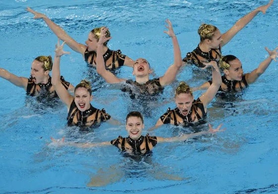 El equipo de natación artística que logró el bronce olímpico en París.
