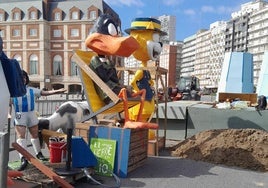 Ninots que se están plantando en Mar del Plata.