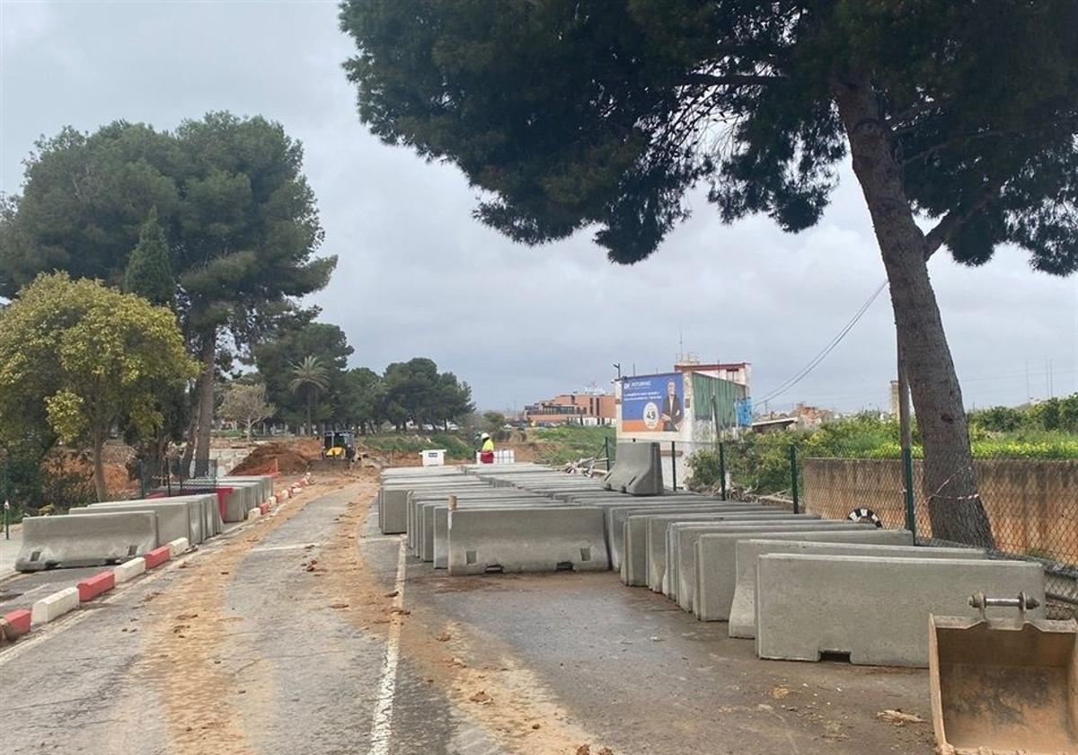 Acopio de materiales en las obras del puente.