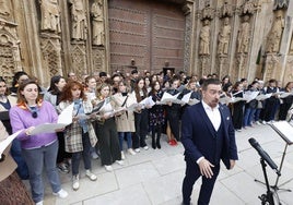 Un momento de la interpretación ante la puerta de los Apóstoles.