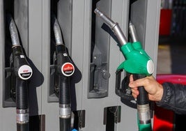 Una persona reposta en una gasolinera.