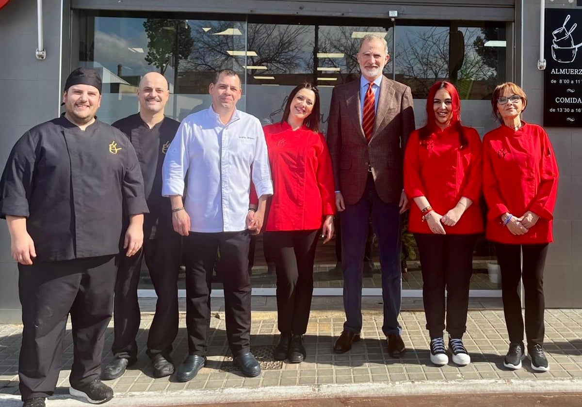 El Rey junto al equipo del restaurante Alacena.