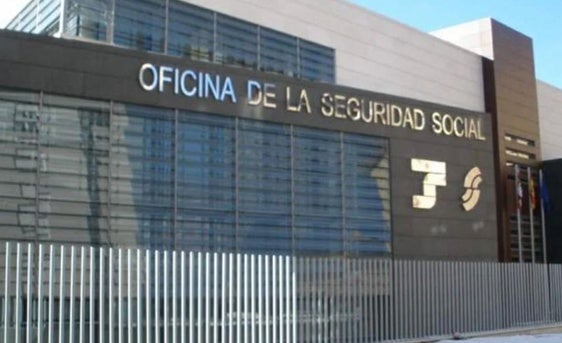 Un juez corrige a la Seguridad Social y da la incapacidad absoluta a una mujer con 'espalda fallida'