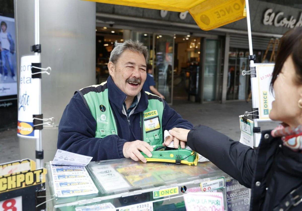 Vicente Balaguer, vendedor de la ONCE que ha repartido el premio.