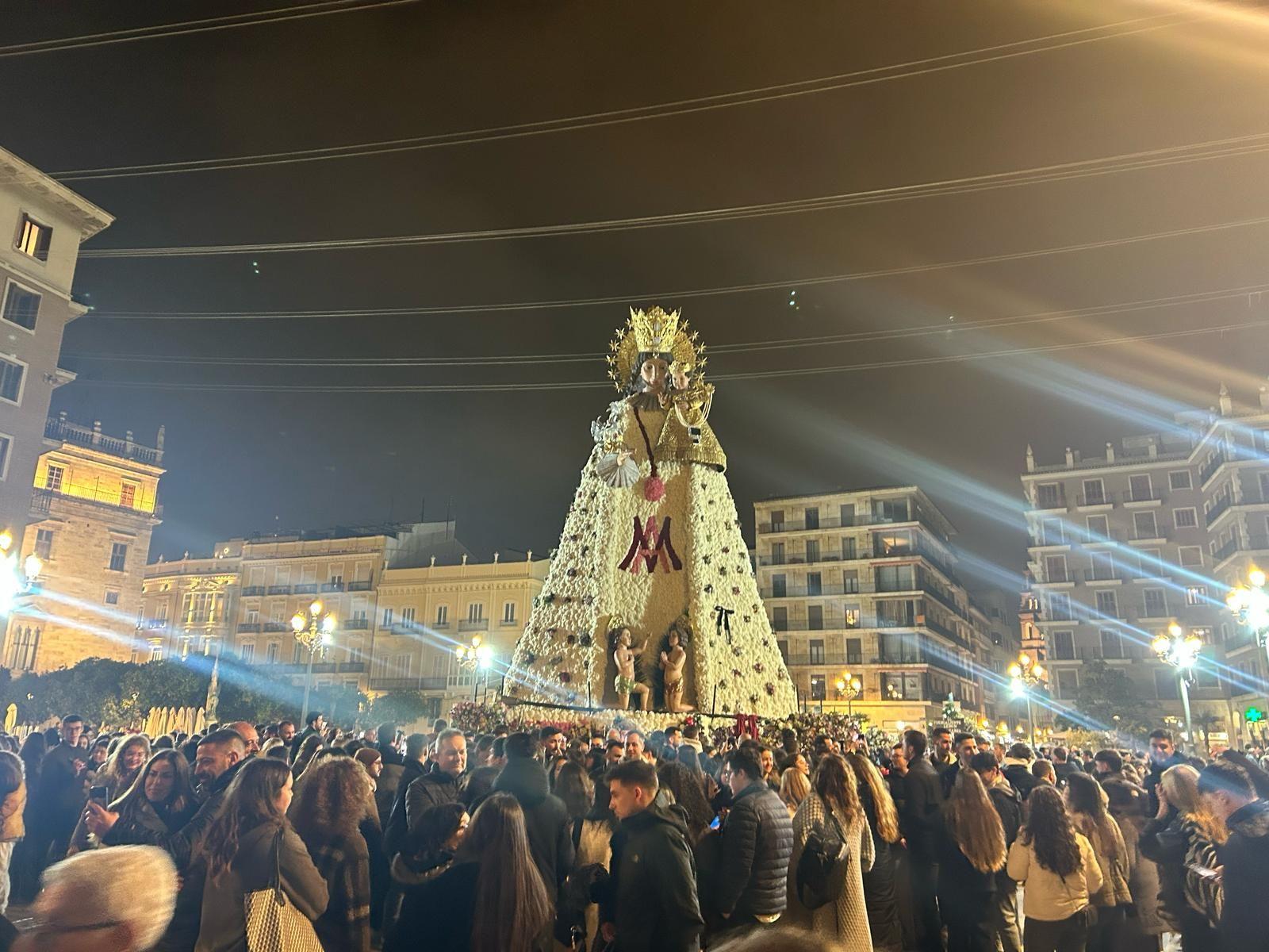 FOTOS | La plaza de la Virgen, llena para ver el manto de la Mare de Déu