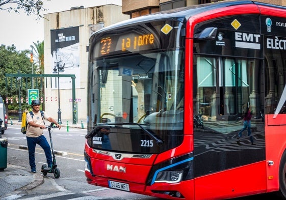 Un autobús de la ENT circula por Valencia.