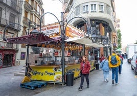 Uno de los establecimientos ambulantes de buñuelos y churros en Fallas.