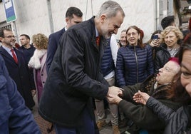 Falleros y personas de la parroquia Sagrada Familia con buñuelos como lo que regalaron al Rey.