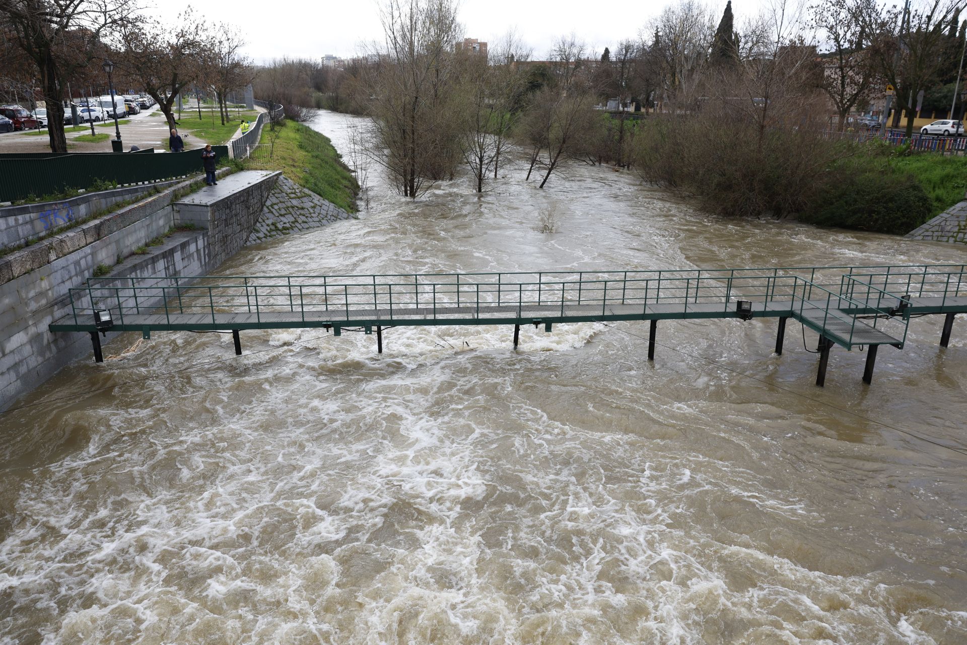 Así baja el río Manzanares, una imagen nunca vista