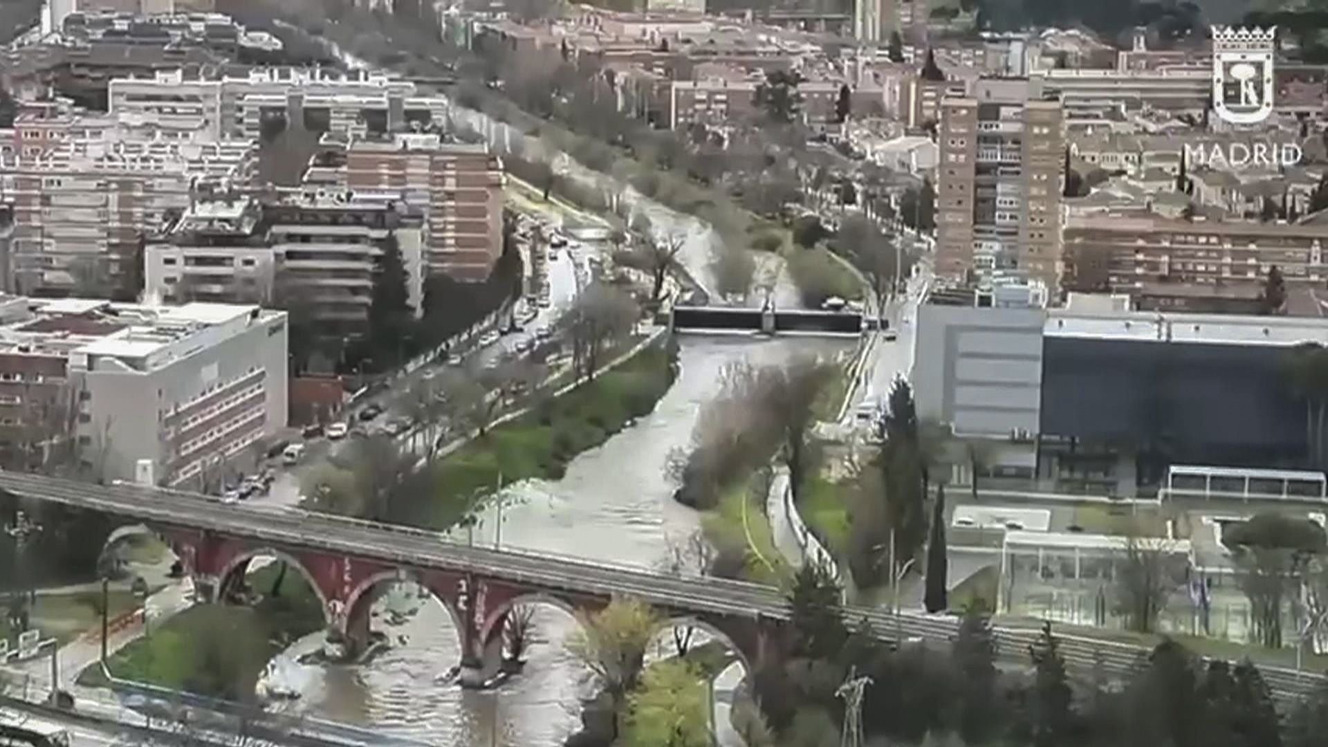 Así baja el río Manzanares, una imagen nunca vista