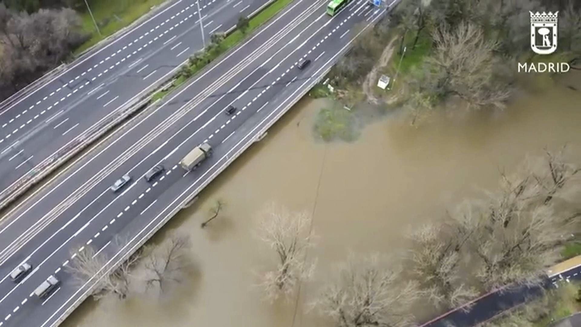 Así baja el río Manzanares, una imagen nunca vista