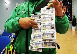 Un vendedor de la ONCE en una imagen de archivo.