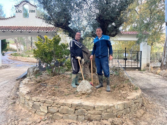 Dos de los trabajadores que participan en la segunda restauración de este balneario.