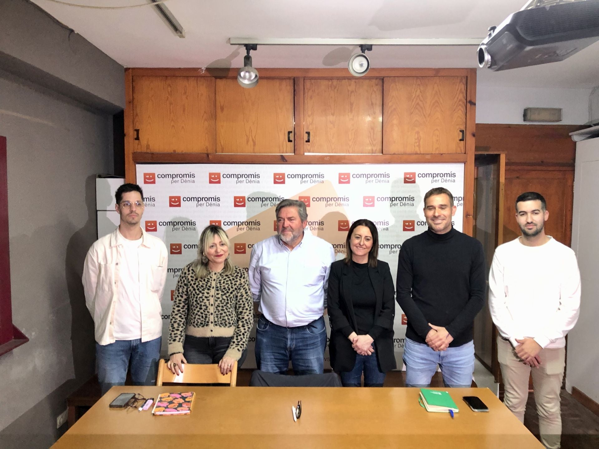 Nathalie Torres y Gerard Fullanas con los representantes de Compromís Dénia y el secretario comarcal.