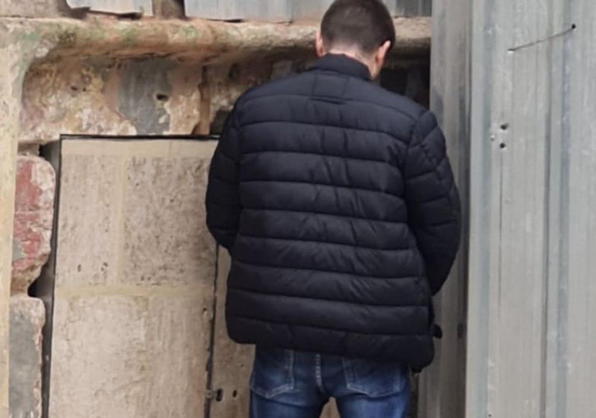 Un joven orinando en la puerta de los Santos Juanes, en las Fallas de 2024.